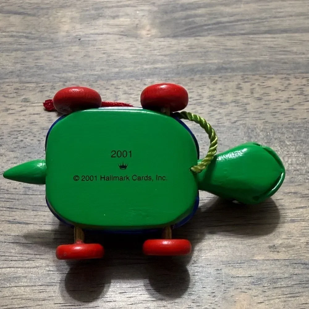 🎄 Hallmark Keepsake Ornament – “Wiggles” Turtle on Wheels (Vintage)